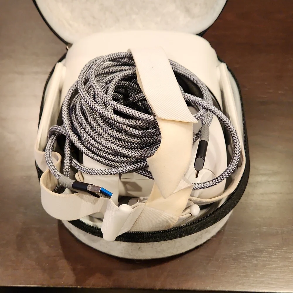 Meta Oculus Quest 2 VR w/ Sarlar carrying case